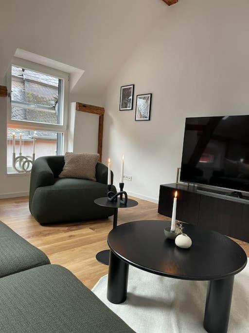 Mosel-Charm - Urige Dachgeschosswohnung - 3 Schlafzimmer Fuer 6 Personen - Liebevoll Renoviert & Gemuetlich Ürzig Exterior foto