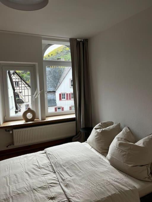 Mosel-Charm - Urige Dachgeschosswohnung - 3 Schlafzimmer Fuer 6 Personen - Liebevoll Renoviert & Gemuetlich Ürzig Exterior foto
