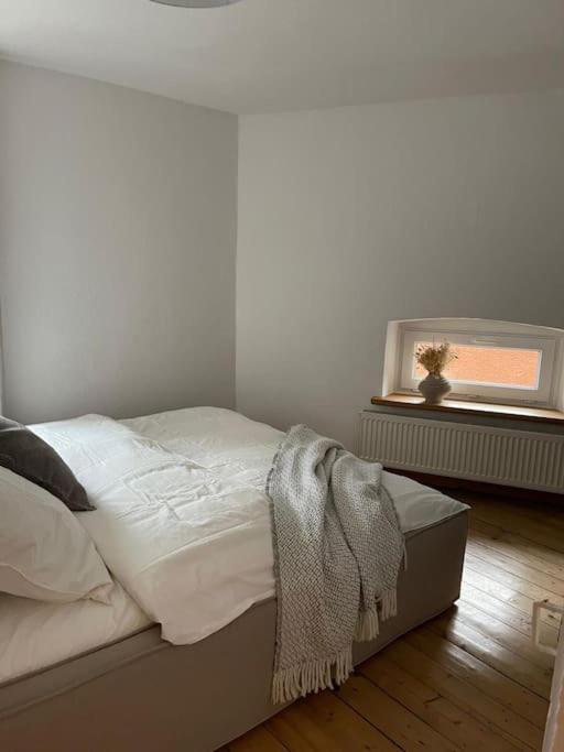 Mosel-Charm - Urige Dachgeschosswohnung - 3 Schlafzimmer Fuer 6 Personen - Liebevoll Renoviert & Gemuetlich Ürzig Exterior foto